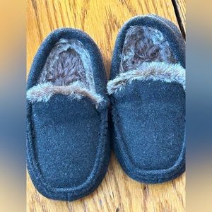 Target fur lined baby house slippers.  Slip on style gray felt.  Size 5/6.